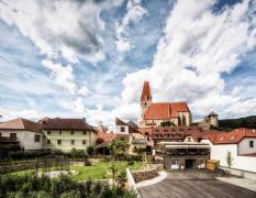 Hotel-Restaurant Kirchenwirt Aussenansicht und Blick über Weißenkirchen