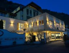 Gartenhotel und Weingut Pfeffel Aussenansicht bei Nacht des Gartenhotels und Weingut Pfeffel