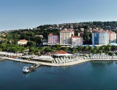Blick auf die Bucht von Portoroz mit dem Grand Hotel Portoroz und dem Lifeclass Komplex