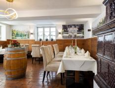 Restaurant mit gedeckten Tischen im ARCOTEL Castellani Salzburg