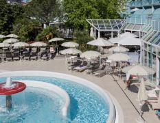 Aussenpool mit verschiedenen Strudeln und Massagedüsen im Hotel Savoy Grado