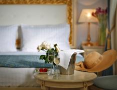 Sekt und Gläser in einem Doppelzimmer des Hotels Kvarner Palace