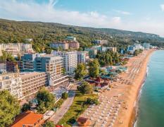 Blick auf das Grifid Hotel Vistamar und den Strand