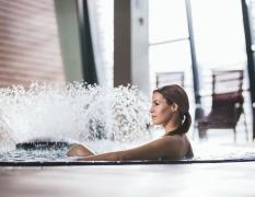 Eine Dame im Pool mit Springbrunnen imn der Terme Vivat