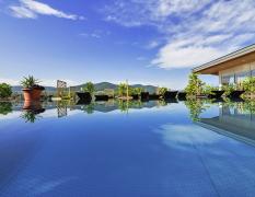 Schwimmbad des Gartenhotels und Weingut Pfeffel