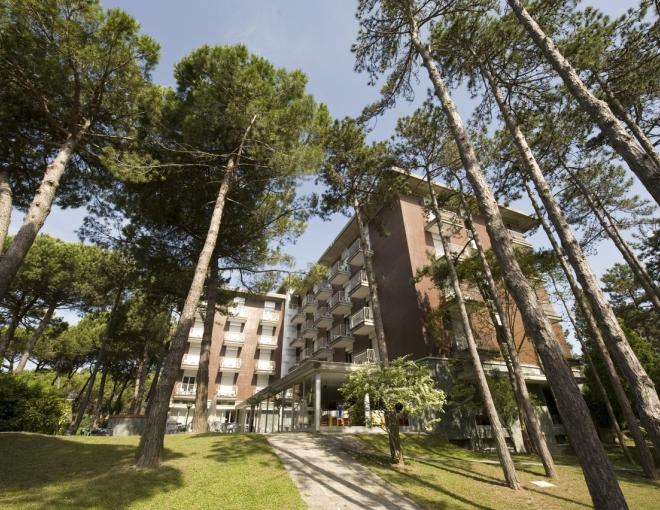 Aussenansicht des Hotels Meridianus im Pinienwald