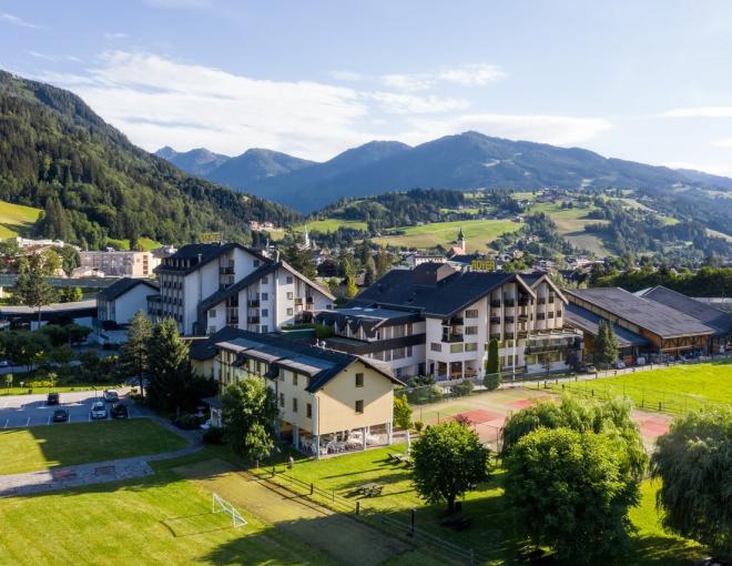 Aussenansicht des Sporthotels Royer in Schladming im Sommer